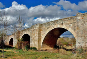 Puente medieval en Langa de Duero
