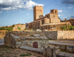 soria-ni-te-la-imaginas-iglesia-fortificada-hinojosa-del-campo-1