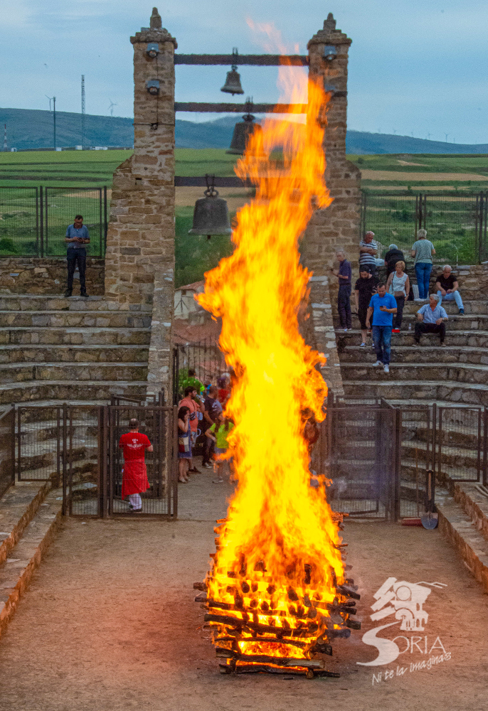 Madera quemando junto a la ermita de la Virgen para el Paso del Fuego