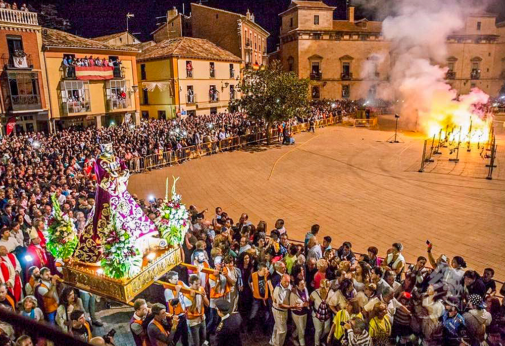 Paso de La Bajada de Jesús por la Plaza Mayor de Almazán 